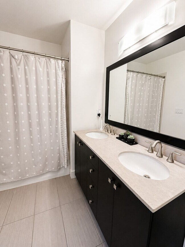 Building Photo - 1bd/1.5ba Seattle Condo