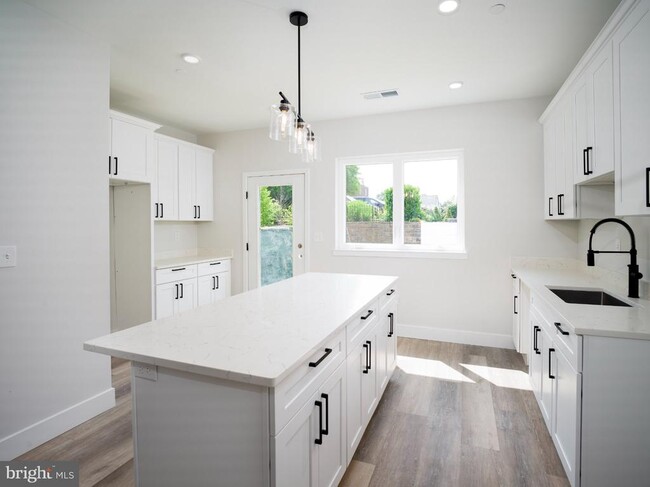 Building Photo - 303 Fountain St