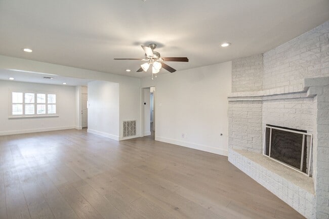 Building Photo - Beautiful 3 Bedroom 2 Bath Home in Meyerla...