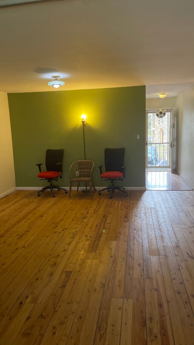 Building Photo - 280 Valley Stream Ln