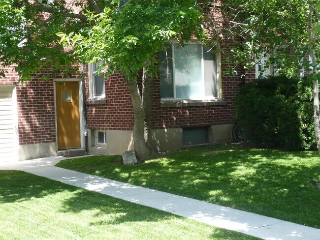 Building Photo - 707 600 W
