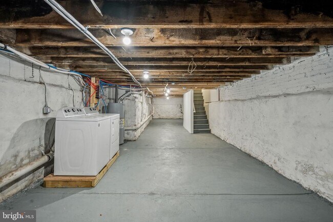 Building Photo - 321 E Lehigh Ave