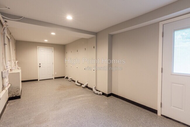 Building Photo - 400 Gallery Ln