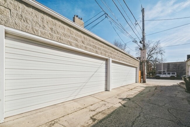 Building Photo - 4458 S Greenwood Ave