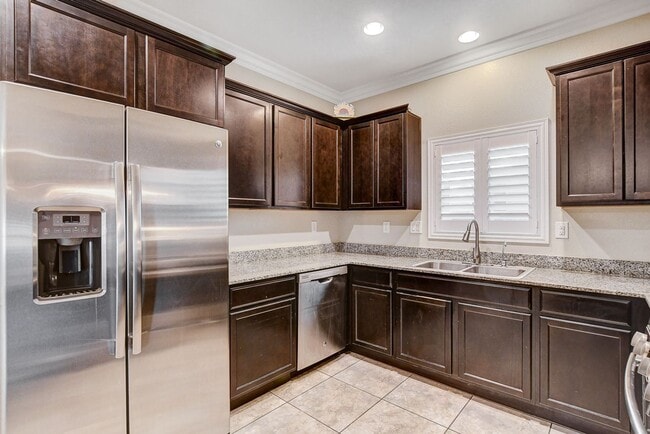 Building Photo - Spacious four bedroom in the Southwest