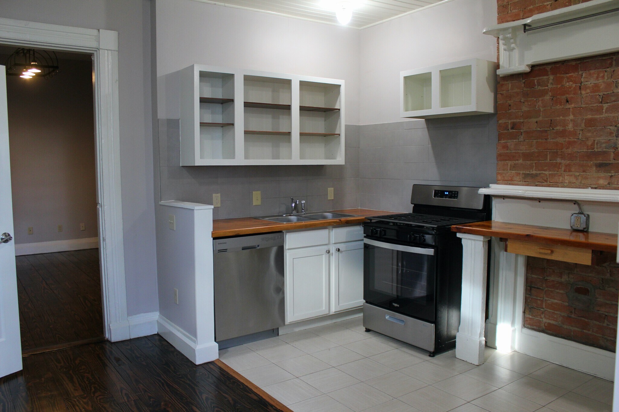 Building Photo - 541 E 13th St