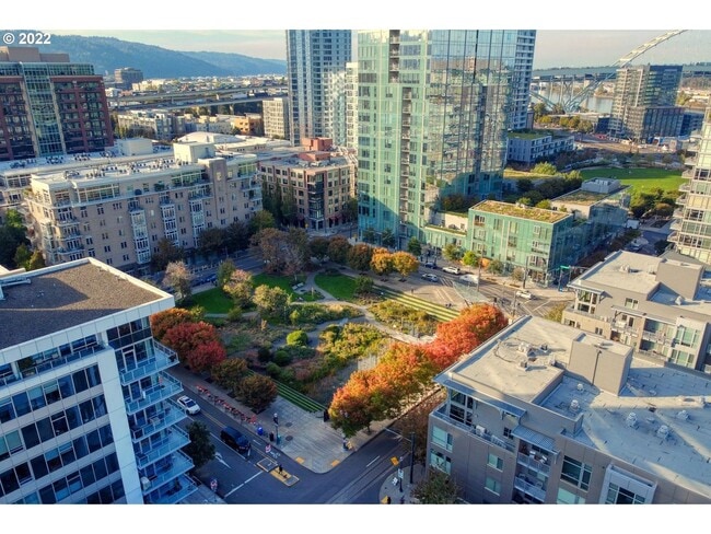 Building Photo - Lovely Corner unit in the Pearl District
