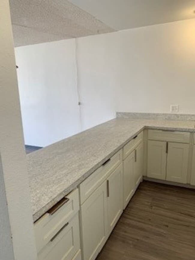 Building Photo - Kukui Plaza - 2 bedroom, 1 bath condo with 1 parking