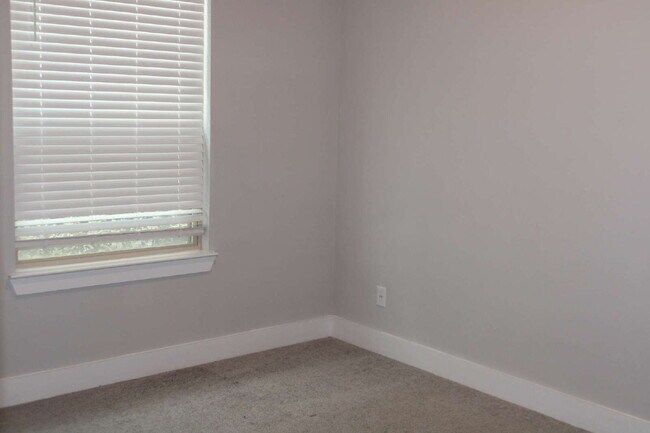 Building Photo - 3104 Armstrong Ave