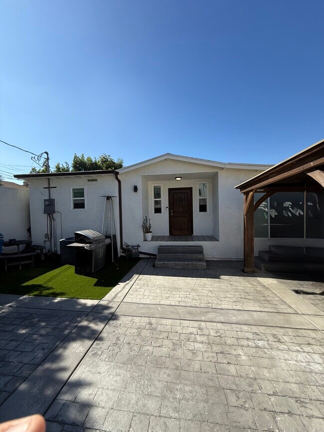 Building Photo - 1233 Hyperion Ave