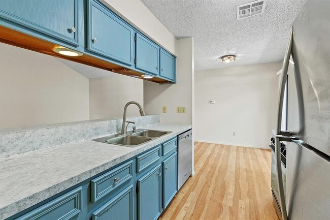 Building Photo - 2409 Berkett Dr