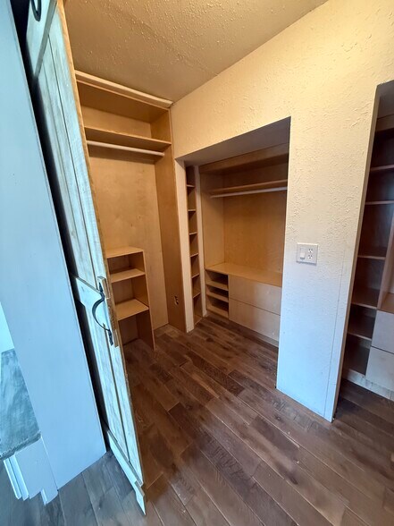 Building Photo - 940 W Fairbanks Ave