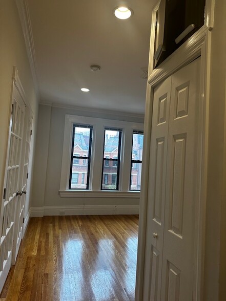 Building Photo - 252 Newbury St