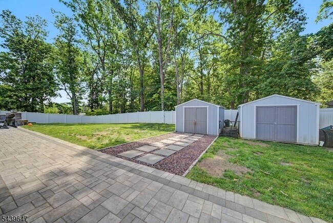 Building Photo - 5 Forest Dr