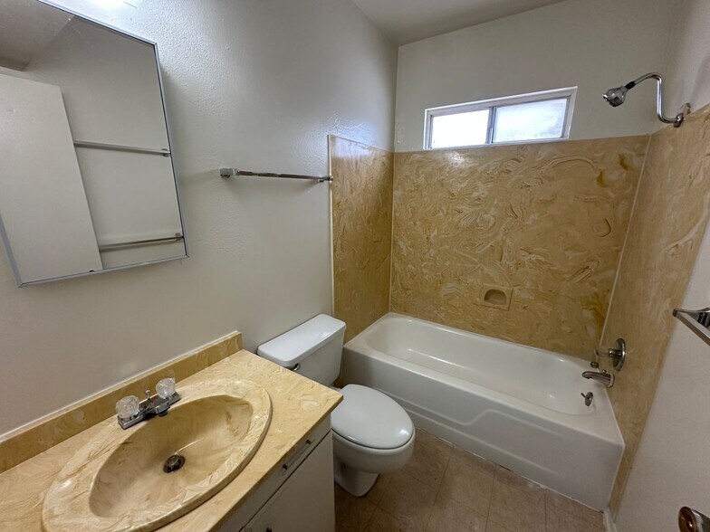 Building Photo - 810 S Kolb Rd