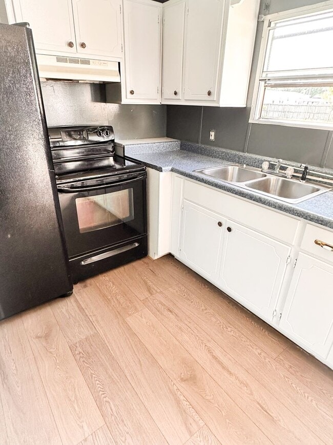 Building Photo - 3 BED 2BATH outside of Fayettville