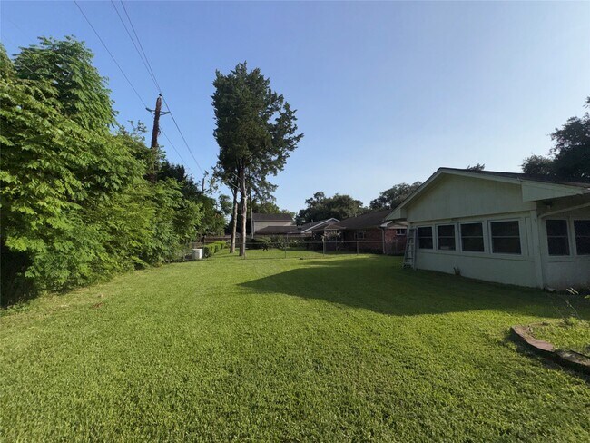 Building Photo - 12119 Dunlap St