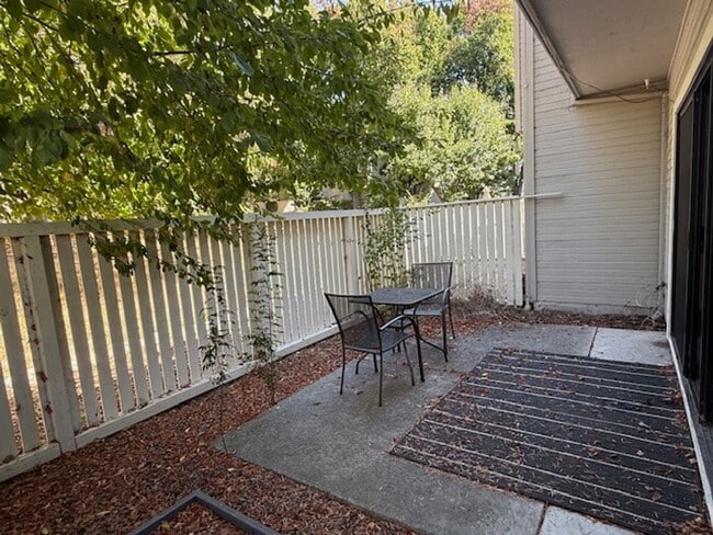 Building Photo - 3-Bedroom Hilltop Village Home w/ Bonus Am...