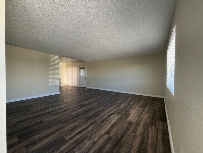 Building Photo - 14070 Juniper St