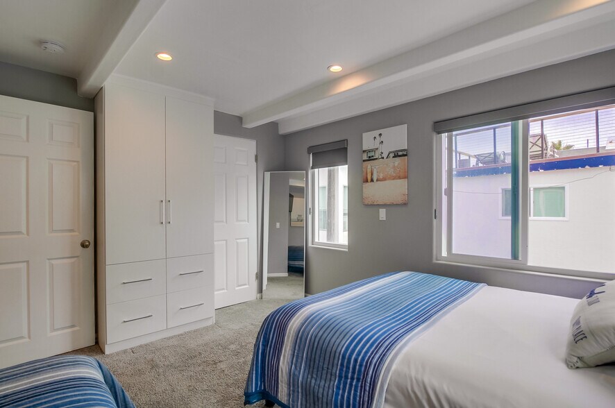 Building Photo - 735 Whiting Ct