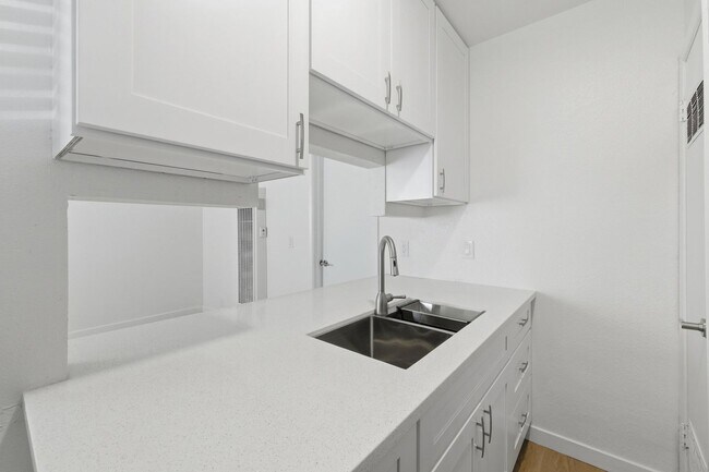 Building Photo - 6301-6315 Nightingale St