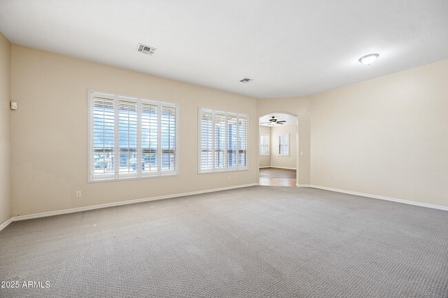 Building Photo - 2407 E Iris Dr