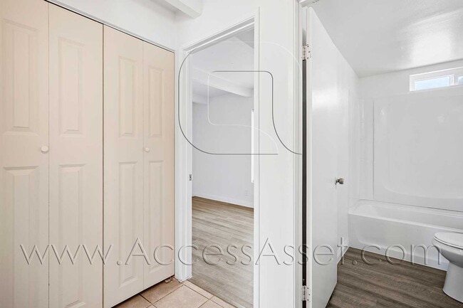 Building Photo - Charming Downstairs 2 Bed/1 Bath Unit With...