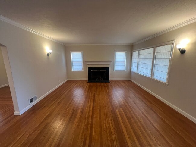 Building Photo - Beautiful 3 bed 2 bath Belmont home with amazing views. This is a must see!