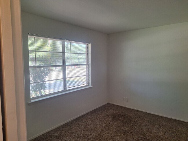 Building Photo - 513 Simmons Dr