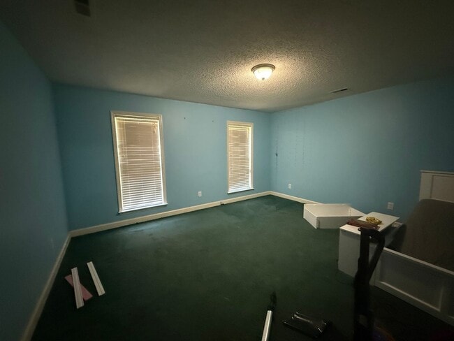 Building Photo - 4/2 Home Available Now!