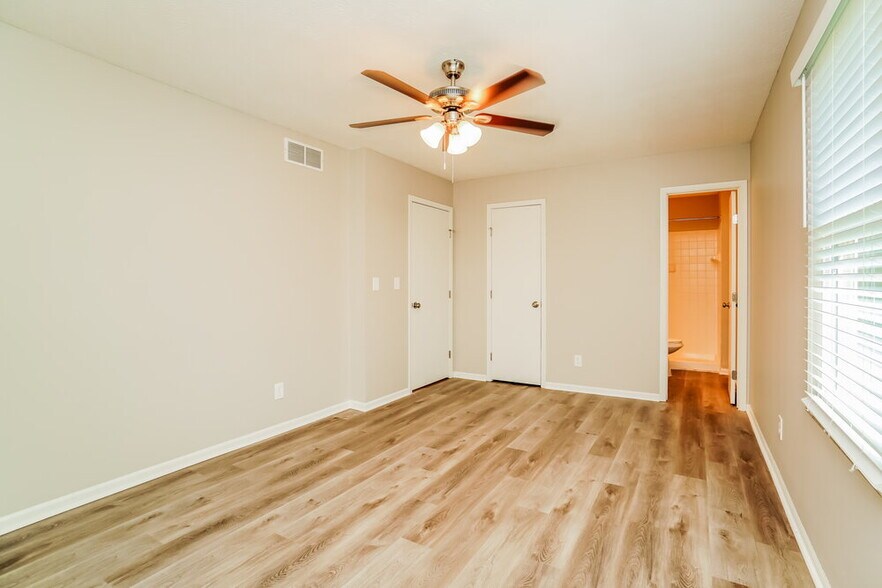 Building Photo - 8437 Papillon Ave