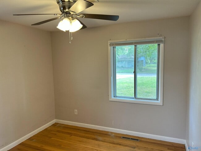Building Photo - 1707 Buena Vista Cir SE