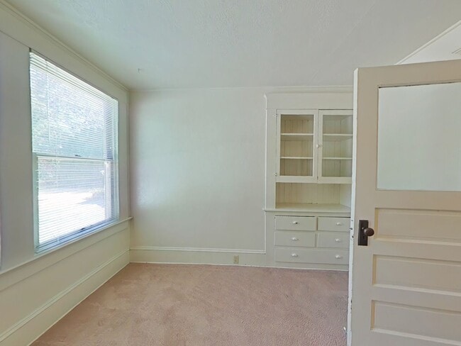 Building Photo - 1 Bedroom Tri-Plex ~ Close to Campus ~ Cat...