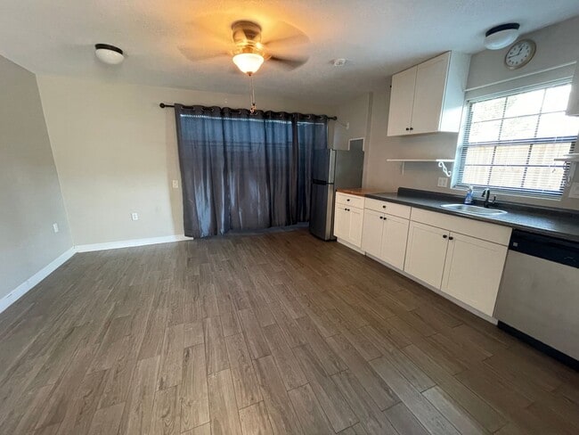 Building Photo - Studio Apartment in Zephyrhills