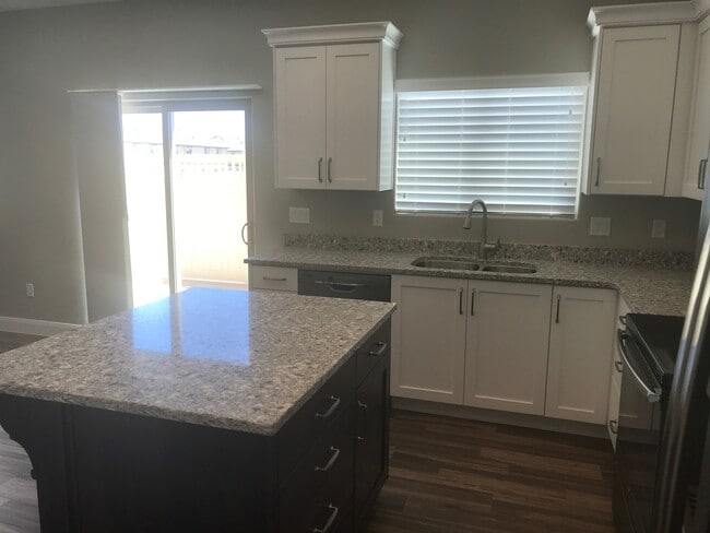 Building Photo - Townhouse In Santa Clara, Close To New Med...