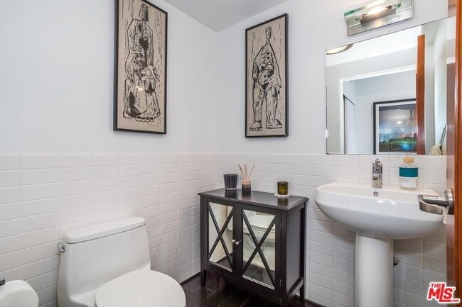 Building Photo - 900 N W Knoll Dr