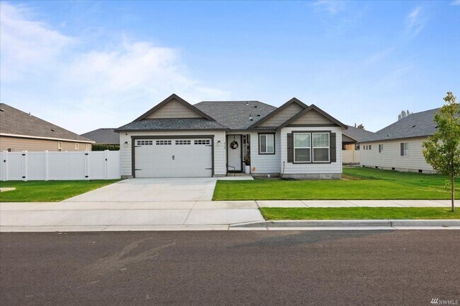 Building Photo - 3 bedroom, 2 bath house with garage