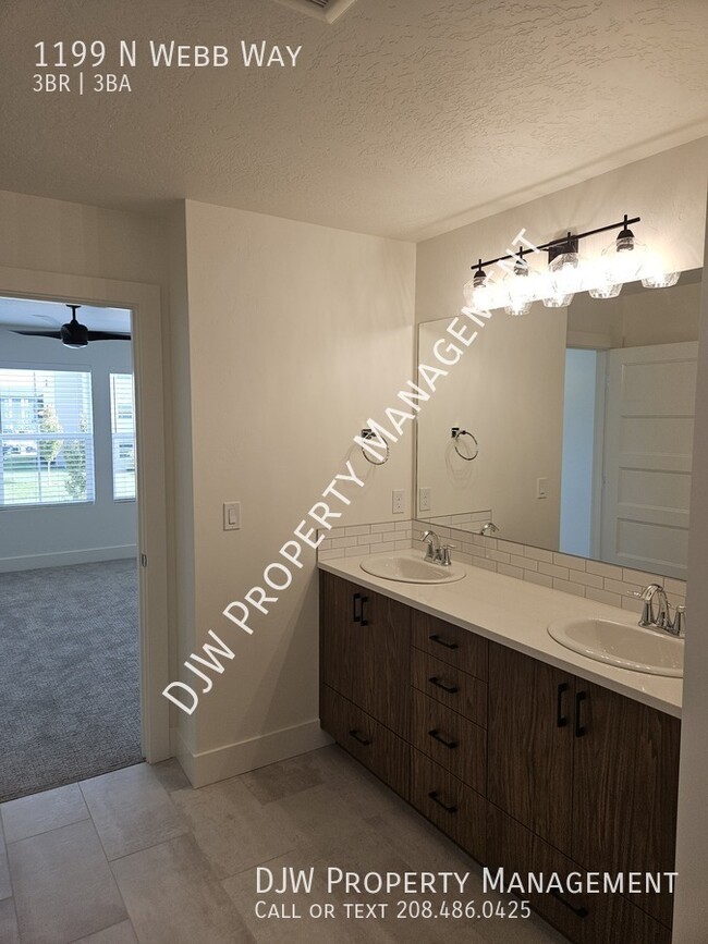 Building Photo - Gorgeous 3 Bedroom 2.5 Bathroom with Attac...