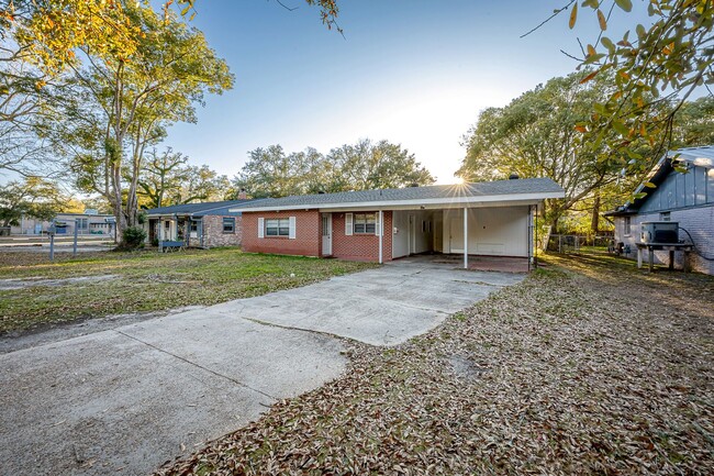 Building Photo - 3 Bed 2 Bath home in Pascagoula near the b...