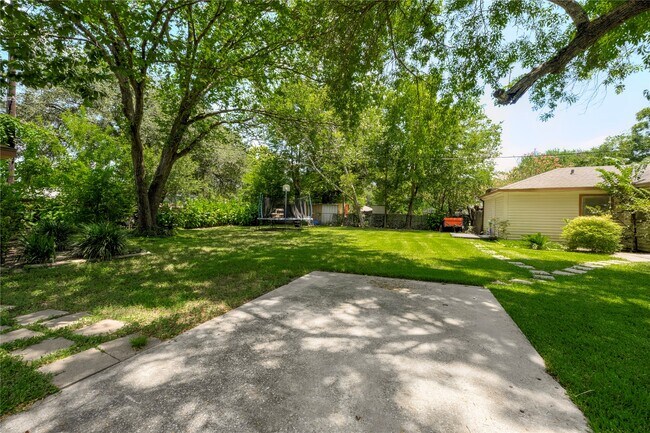 Building Photo - 3627 Thistle St