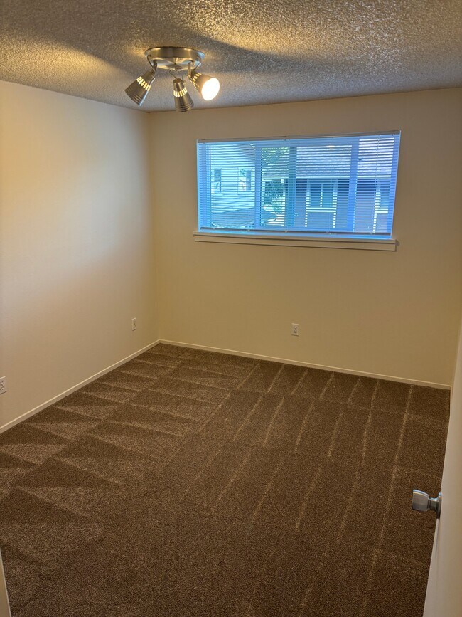 Building Photo - 1626 Kent Des Moines Rd