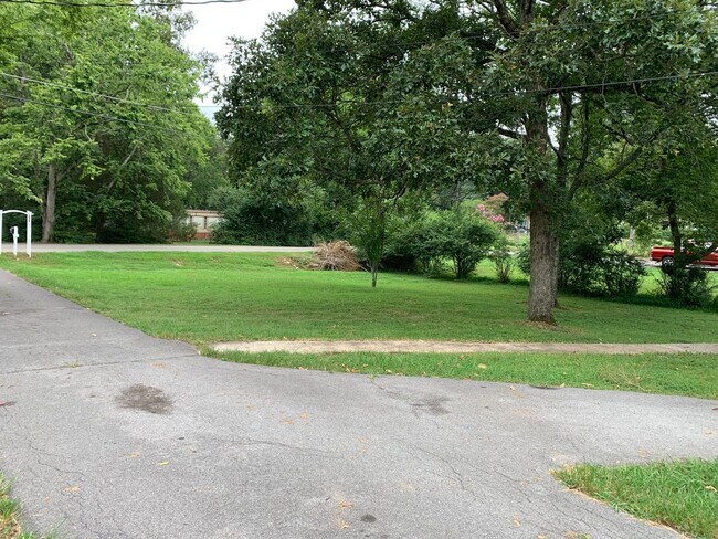 Building Photo - Mount Juliet three bedroom two bath in the...