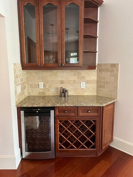 Wine cooler and rack - 440 Wembley Cir