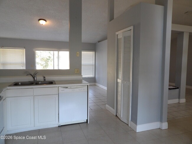 Building Photo - 1006 Locust Ave NW