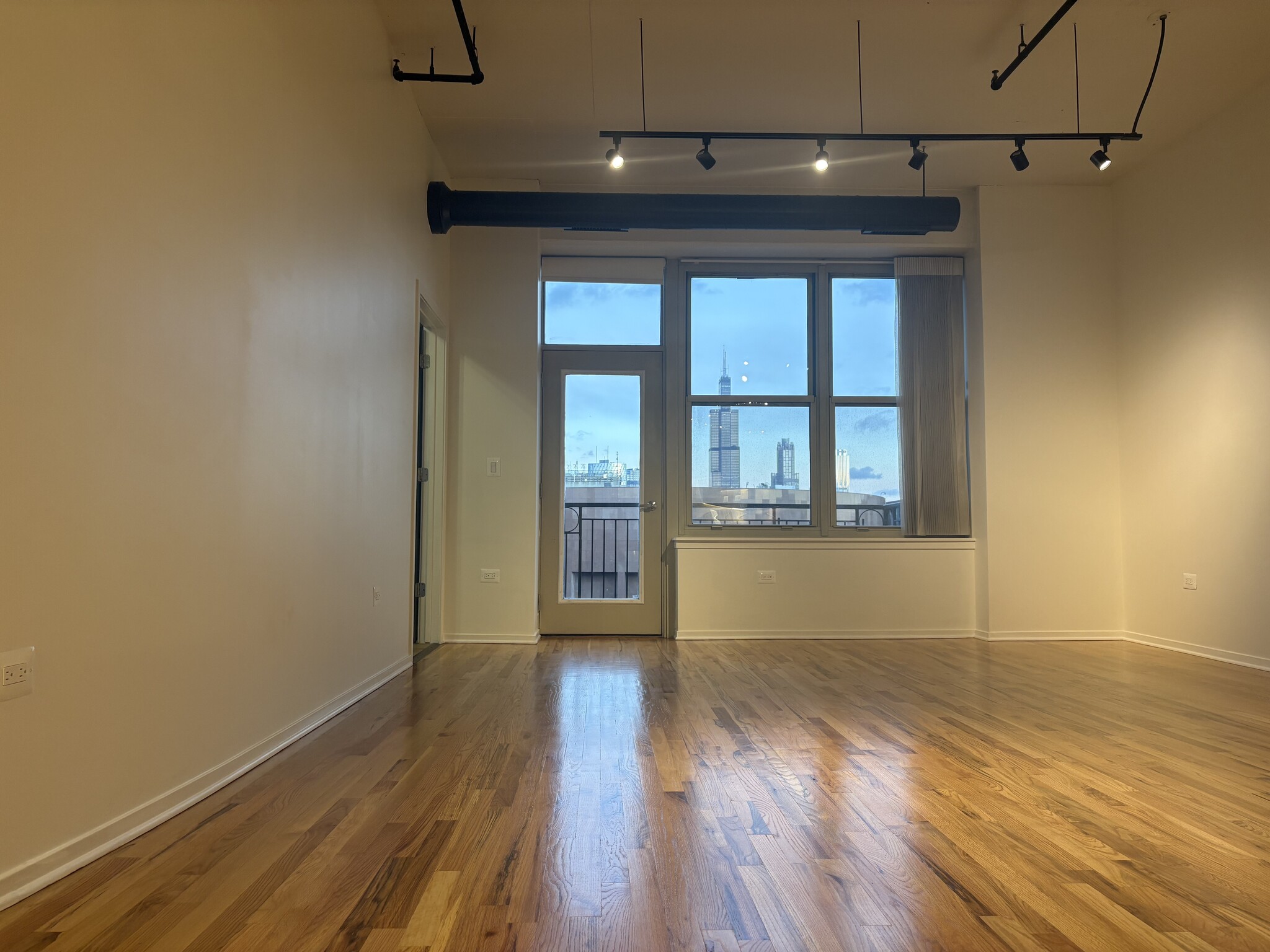 City Views from living room and Kitchen - 6 S Laflin St