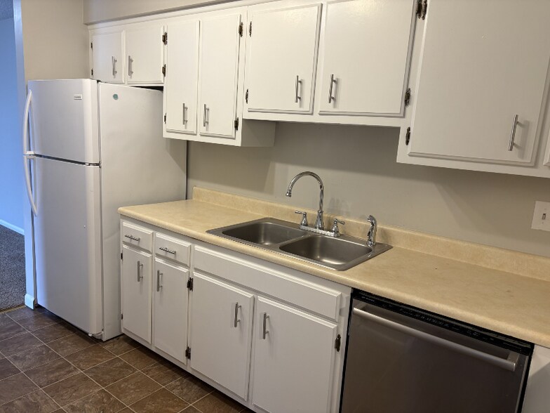 Building Photo - 515 Basswood Ave