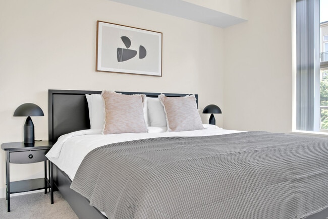 Building Photo - 11000 NE 10th St