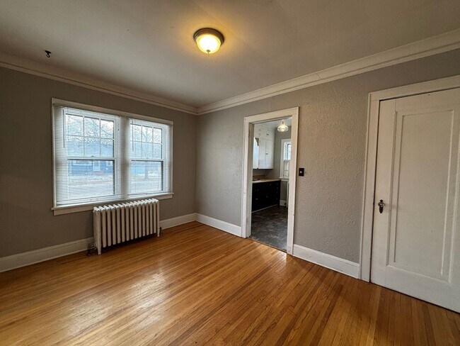 Building Photo - 104 6th Ave N