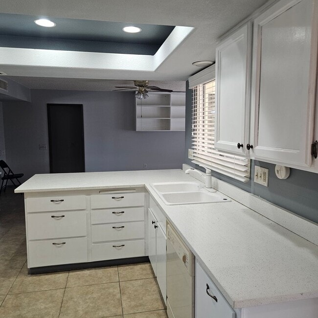 Building Photo - Spacious Home Near Shopping Center