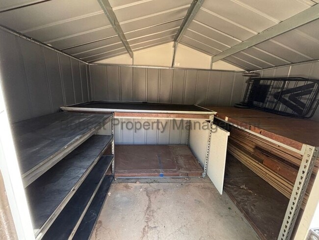 Building Photo - 2066 Southridge Ct